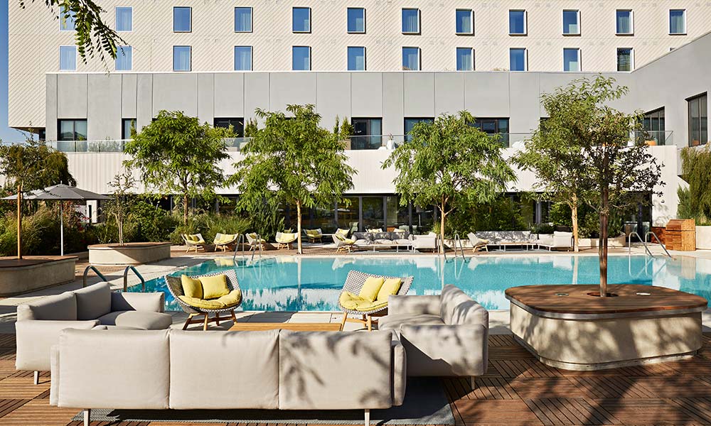 pool-deck-sitting-area-sawyer-hotel-sacramento-kimpton